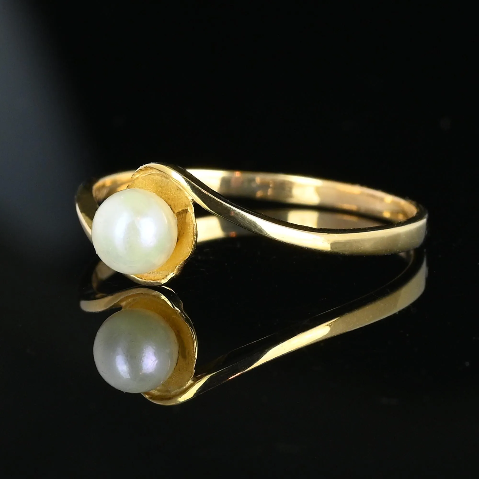 Elegant 14K Gold Bypass Pearl Solitaire Ring